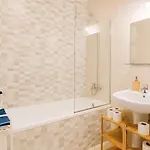 Glow * بوخارست